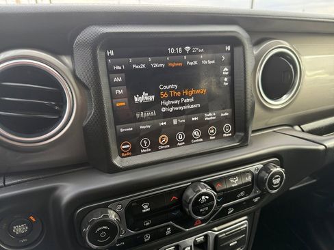 Used 2018 Jeep Wrangler Unlimited Sahara image 16