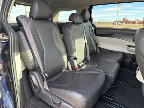 Used 2024 Kia Carnival LX image 17