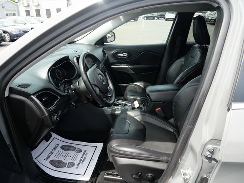 Used 2019 Jeep Cherokee Latitude Plus w/ Cold Weather Group AWD/4WD image 10