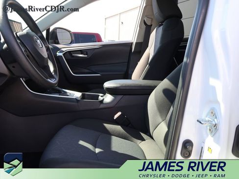 Used 2025 Toyota RAV4 XLE image 22