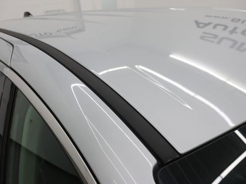 Used 2024 Chrysler Pacifica Touring-L FWD image 4