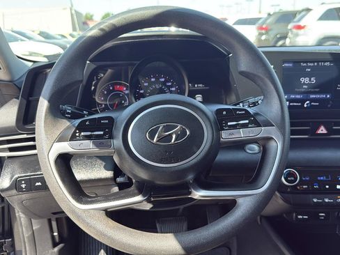 Used 2022 Hyundai Elantra SEL FWD image 15