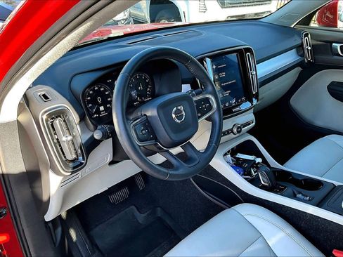 Used 2019 Volvo XC40 T4 Momentum image 15