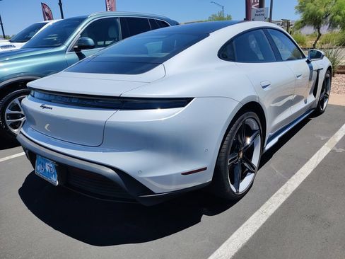 Used 2022 Porsche Taycan RWD image 5