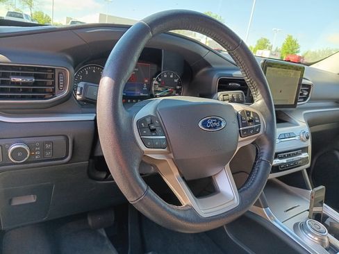 Used 2022 Ford Explorer XLT w/ Equipment Group 202A AWD/4WD image 8