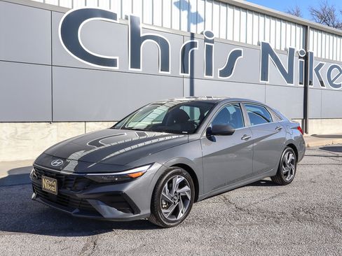 Used 2025 Hyundai Elantra SEL image 1