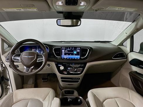 Used 2021 Chrysler Pacifica Touring-L FWD image 3