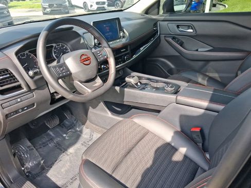 Used 2025 Nissan Rogue SV AWD/4WD image 12