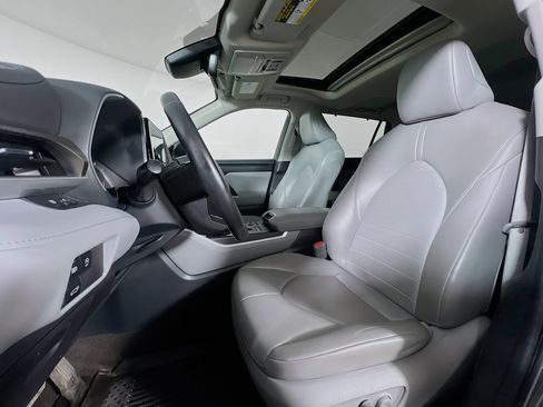 Used 2023 Toyota Highlander XLE image 11