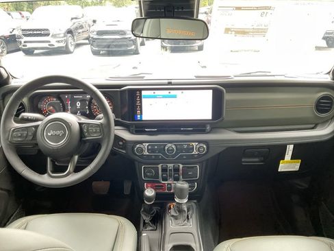 Used 2025 Jeep Gladiator Mojave w/ Convenience Group AWD/4WD image 19