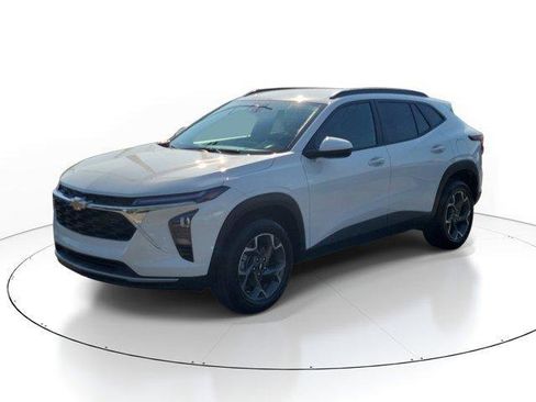 Used 2024 Chevrolet Trax LT w/ LT Convenience Package FWD image 3