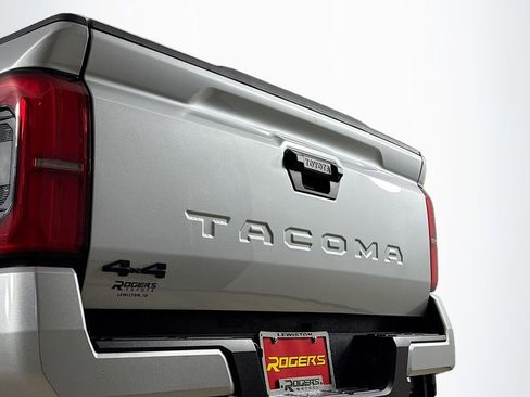 Used 2024 Toyota Tacoma TRD Off-Road image 22