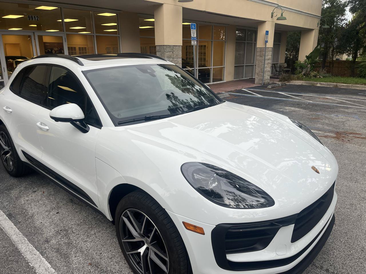 Used 2025 Porsche Macan AWD/4WD image 2