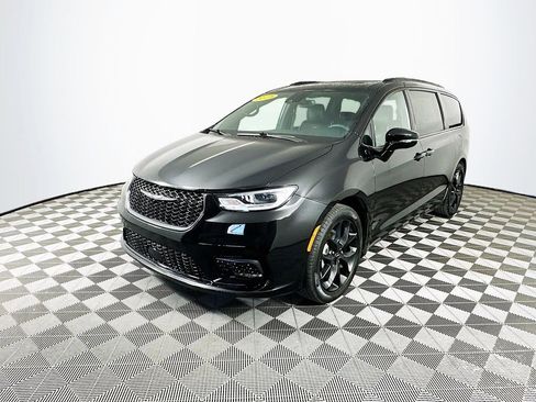 Used 2025 Chrysler Pacifica Limited image 5