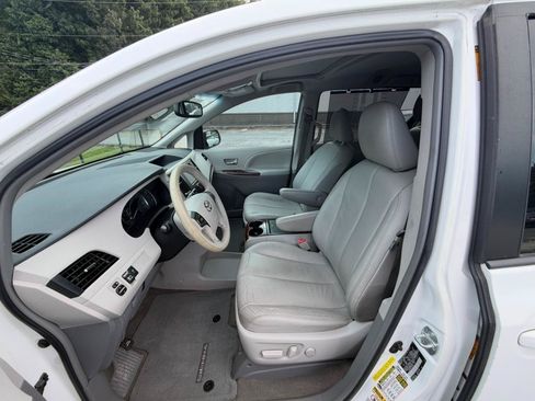 Used 2013 Toyota Sienna XLE FWD image 13