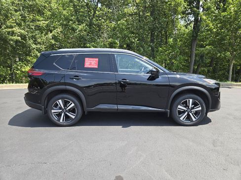 Used 2025 Nissan Rogue SL AWD/4WD image 2