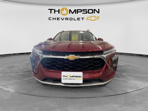 Used 2025 Chevrolet Trax LT FWD image 8