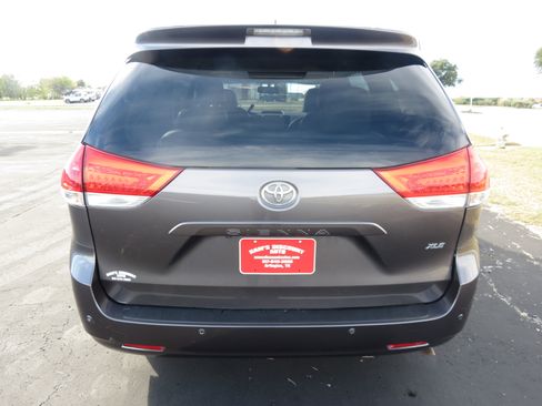 Used 2012 Toyota Sienna XLE image 8