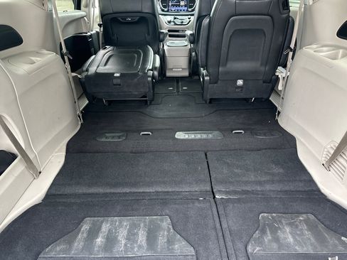 Used 2023 Chrysler Pacifica Touring-L FWD image 17