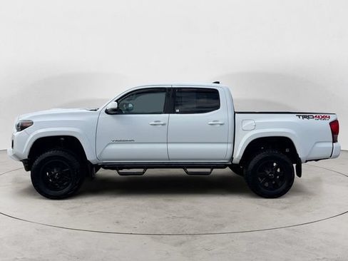 Used 2017 Toyota Tacoma TRD Sport w/ Tow Package (A/T) AWD/4WD image 2