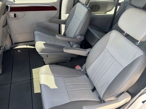 Used 2007 Chrysler Town & Country Touring FWD image 8