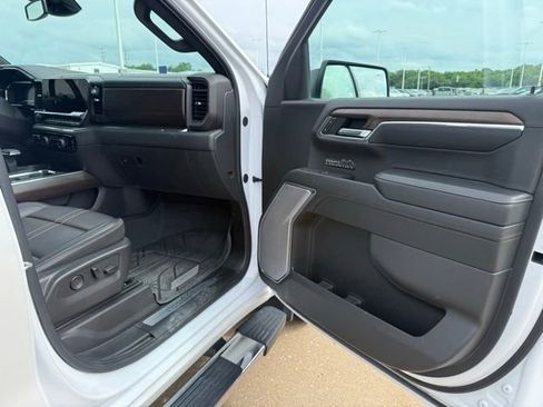 Used 2024 Chevrolet Silverado 1500 High Country w/ High Country Premium Package AWD/4WD image 23
