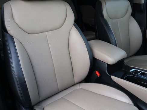 Used 2020 Hyundai Santa Fe SEL w/ Convenience + Premium Package FWD image 17