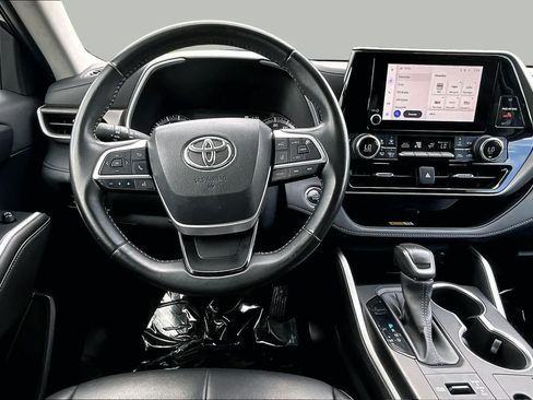 Used 2023 Toyota Highlander XLE AWD/4WD image 6
