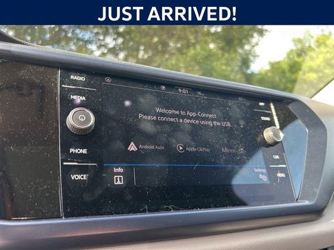 Used 2023 Volkswagen Taos SE w/ Panoramic Sunroof Package FWD image 25
