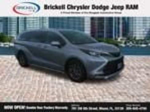 Used 2024 Toyota Sienna XLE FWD image 19