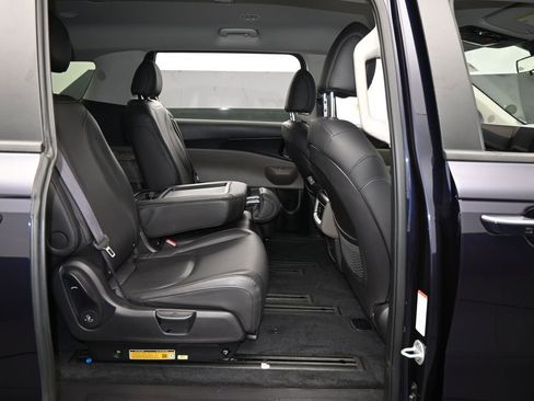 Used 2025 Kia Carnival image 43