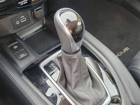 Used 2020 Nissan Rogue SL w/ Premium Package image 28