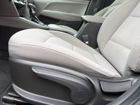 Used 2019 Hyundai Elantra SE w/ Cargo Package FWD image 15