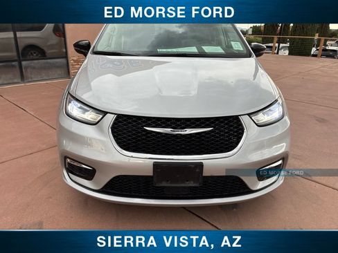 Used 2024 Chrysler Pacifica Touring-L FWD image 12