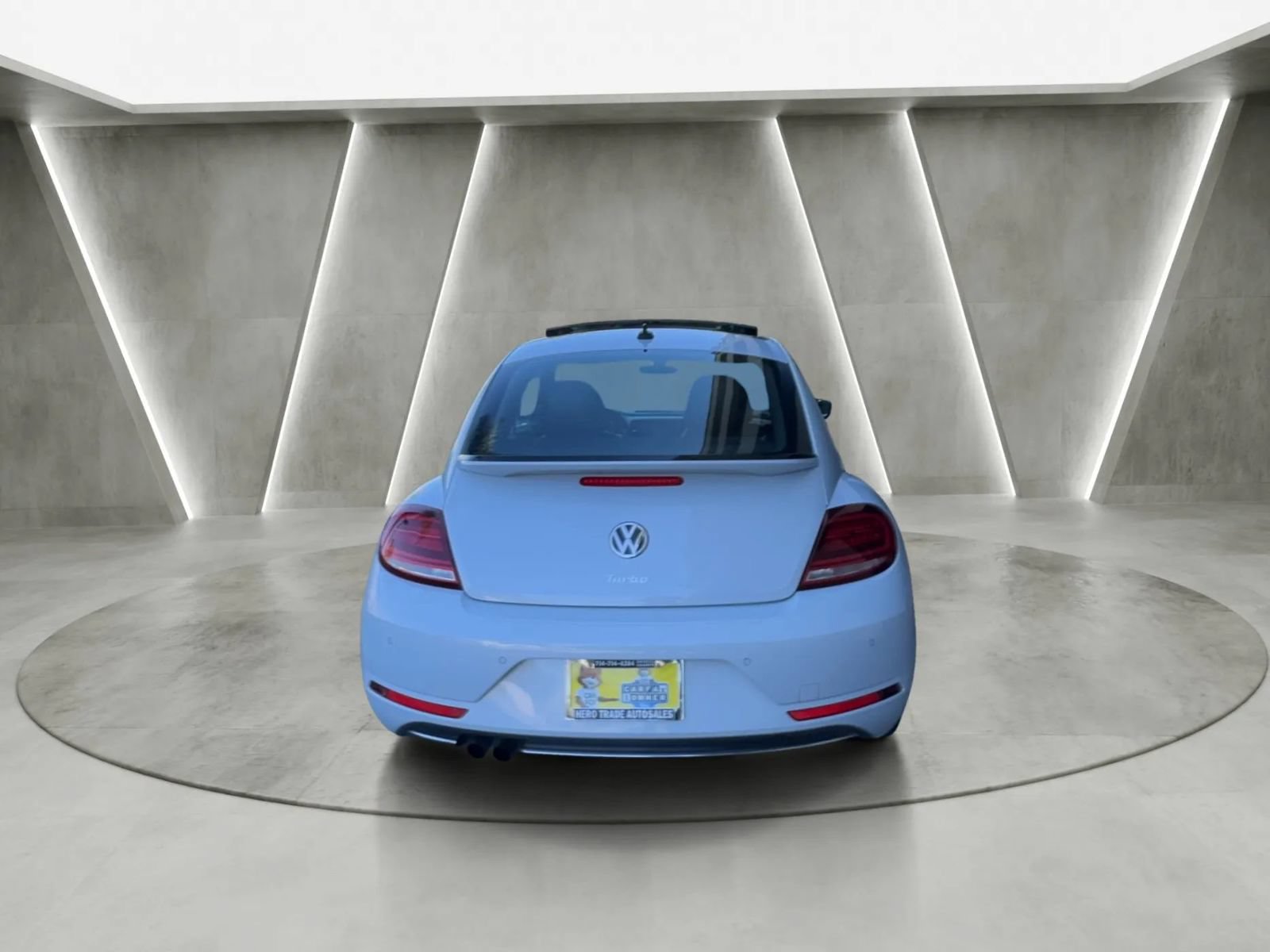 Used 2018 Volkswagen Beetle 2.0T SE w/ SE Premium Package FWD image 4