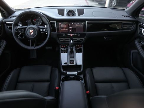 Certified 2025 Porsche Macan AWD/4WD image 34