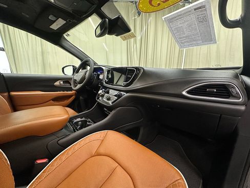 Used 2025 Chrysler Pacifica Pinnacle image 17