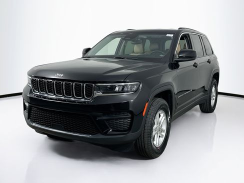 Used 2023 Jeep Grand Cherokee Laredo AWD/4WD image 1