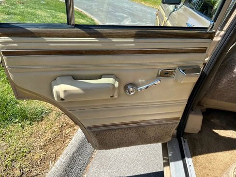 Used 1989 Jeep Grand Wagoneer image 23