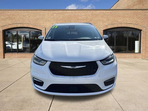 Used 2023 Chrysler Pacifica Touring-L FWD image 9