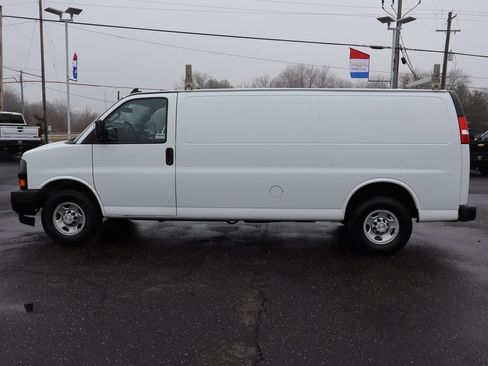 Used 2018 Chevrolet Express 2500 Extended image 22