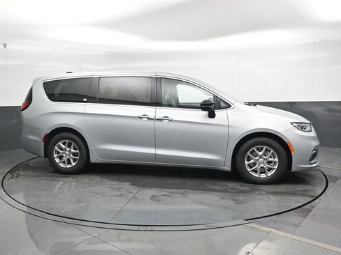 New 2026 Chrysler Pacifica Select image 3
