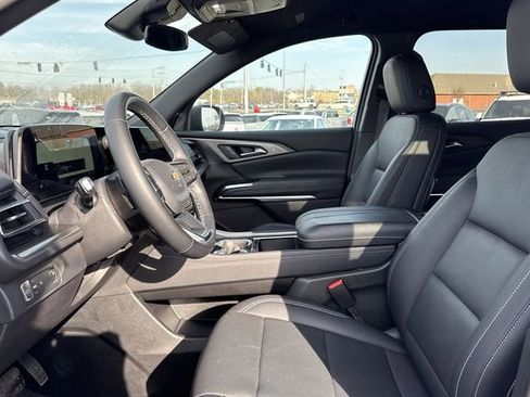 Used 2025 Chevrolet Traverse LT image 15