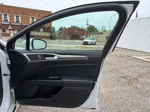 Used 2018 Ford Fusion SE w/ Equipment Group 602A FWD image 11