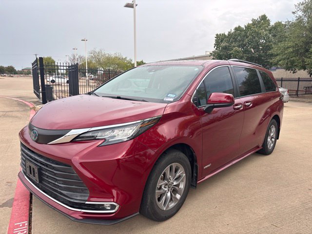 Used 2021 Toyota Sienna XLE FWD image 1