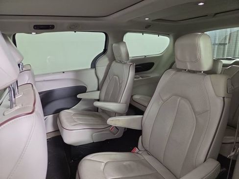 Used 2017 Chrysler Pacifica Limited w/ Advanced Safetytec Group FWD image 15
