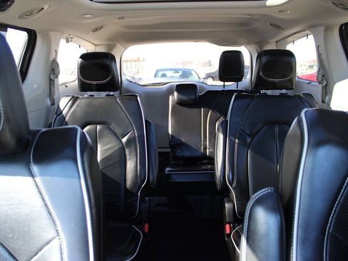 Used 2023 Chrysler Pacifica Limited FWD image 6
