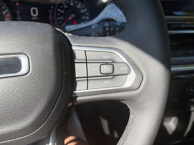 Used 2025 Jeep Compass Latitude AWD/4WD image 30