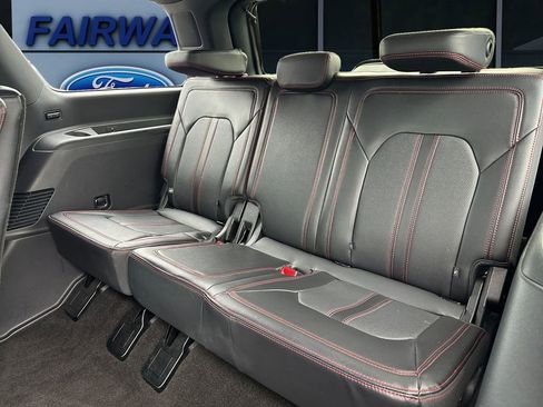 Used 2023 Ford Expedition Limited AWD/4WD image 12