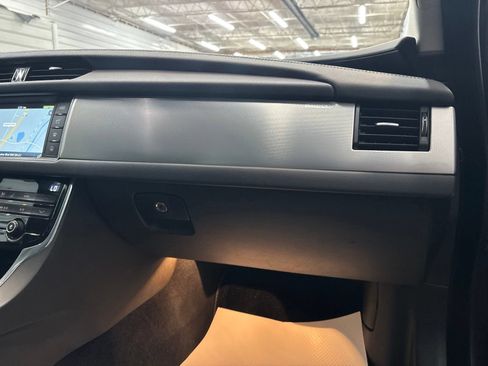 Used 2016 Jaguar XF Prestige AWD/4WD image 28